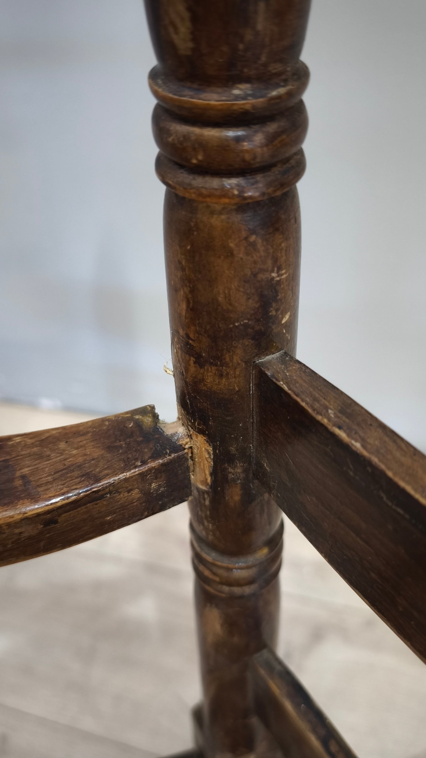 91946 Sedia a dondolo in legno e paglia