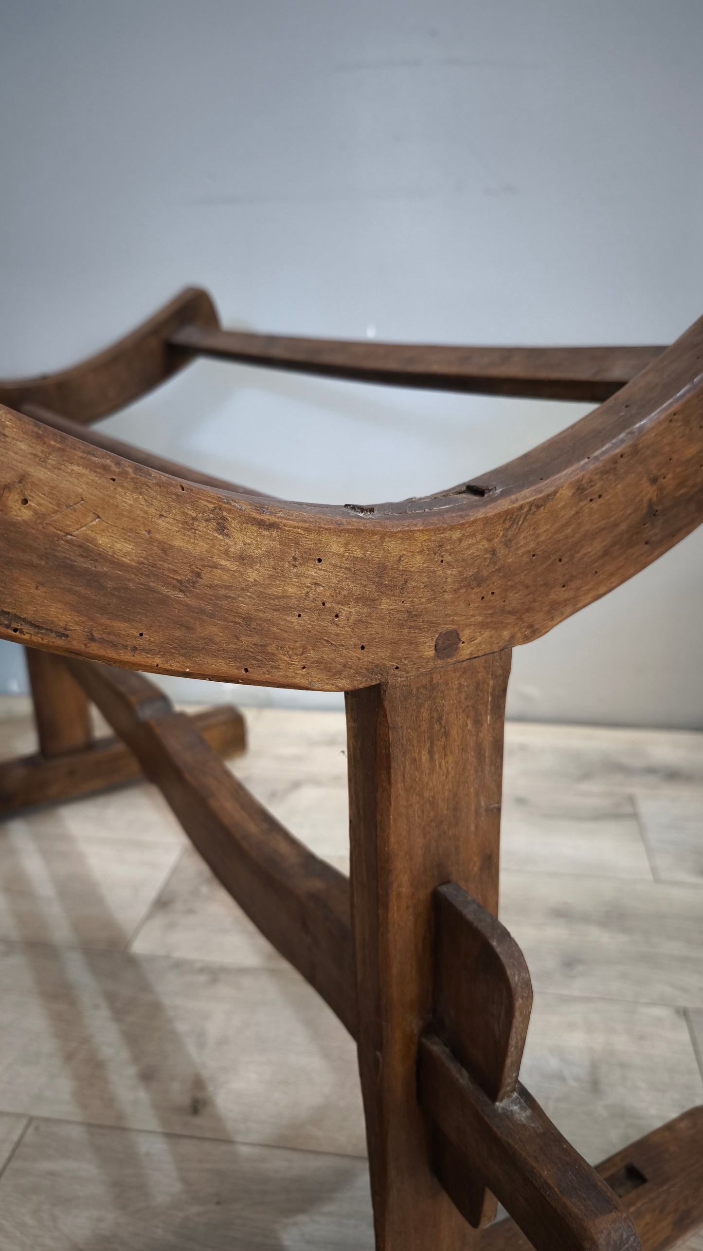 91966 Mangiatoia in legno con piedistallo