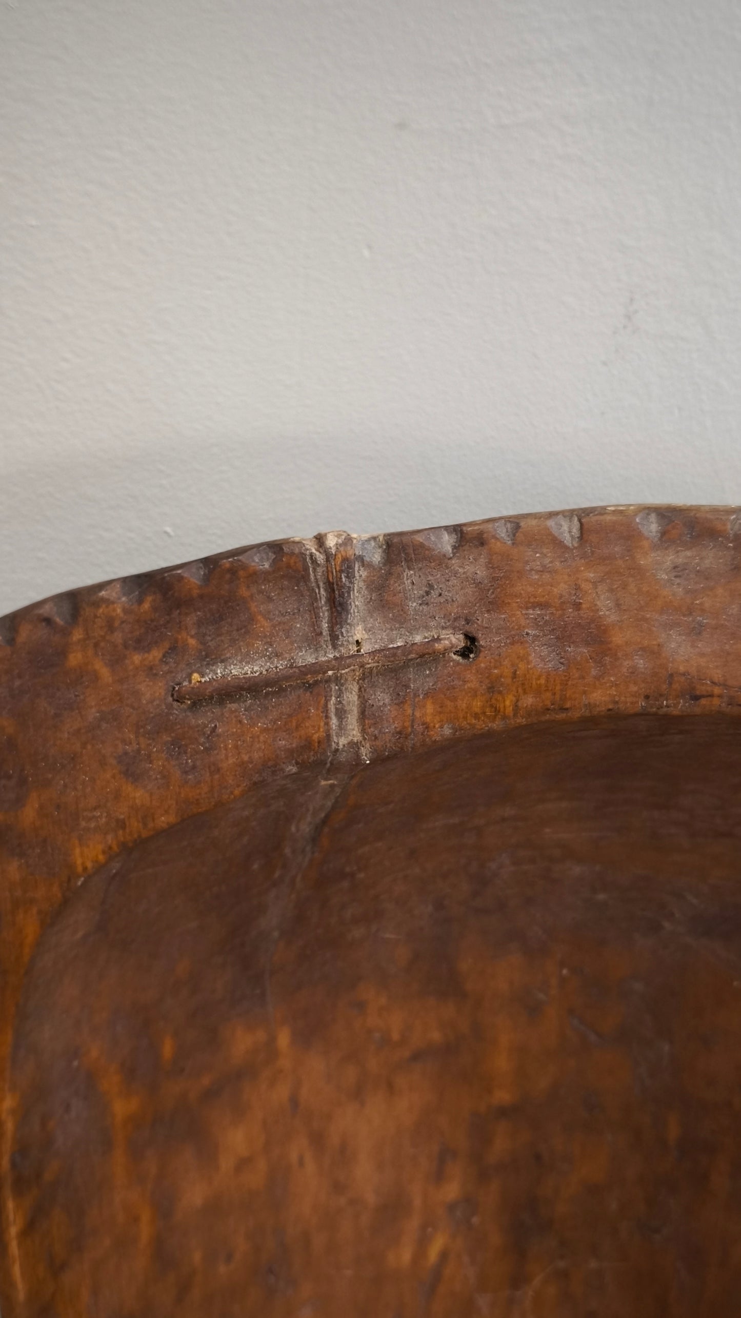 91966 Mangiatoia in legno con piedistallo