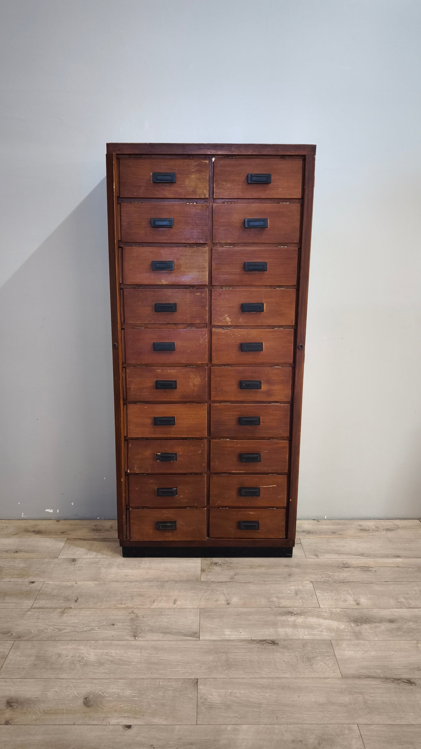 91855 Mobile archivio vintage in legno con 20 cassetti