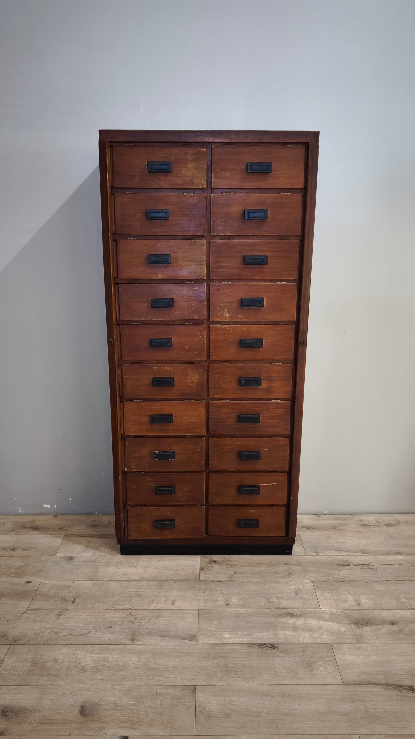 91855 Mobile archivio vintage in legno con 20 cassetti