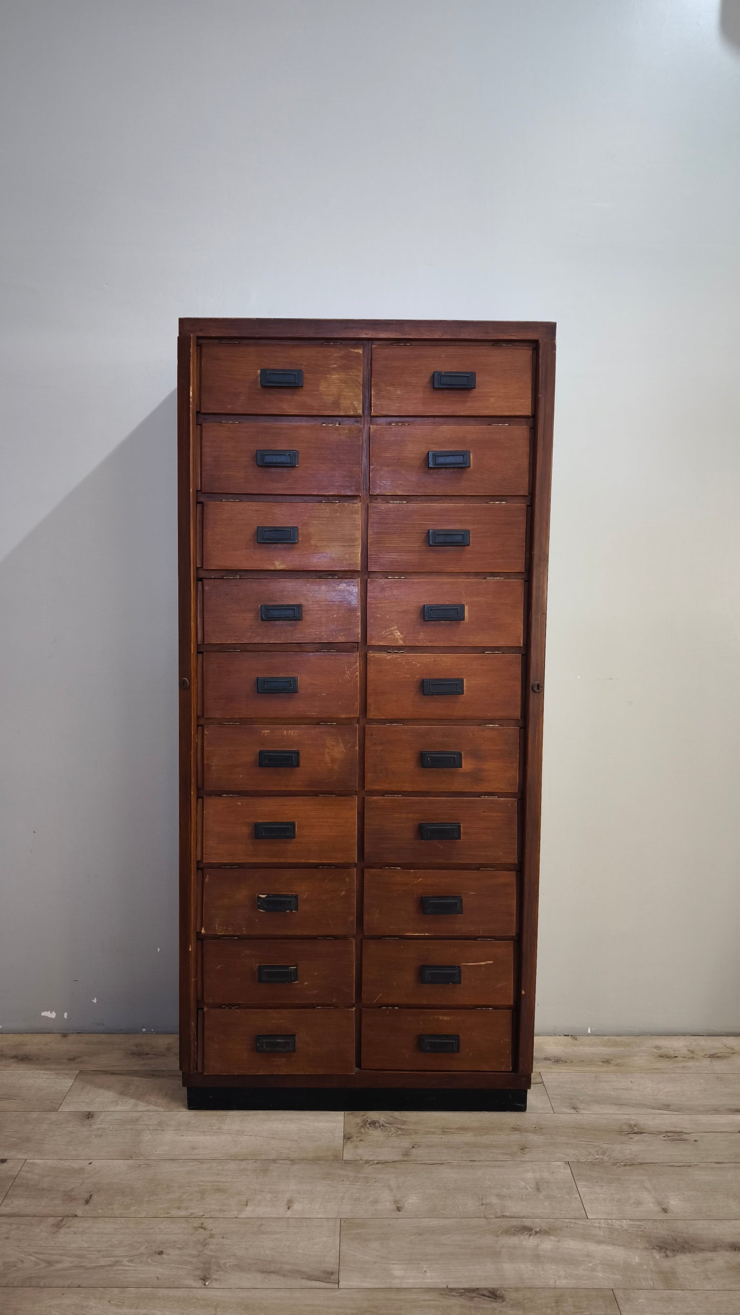 91855 Mobile archivio vintage in legno con 20 cassetti
