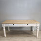 91977 Grande tavolo con base bianca e piano color legno