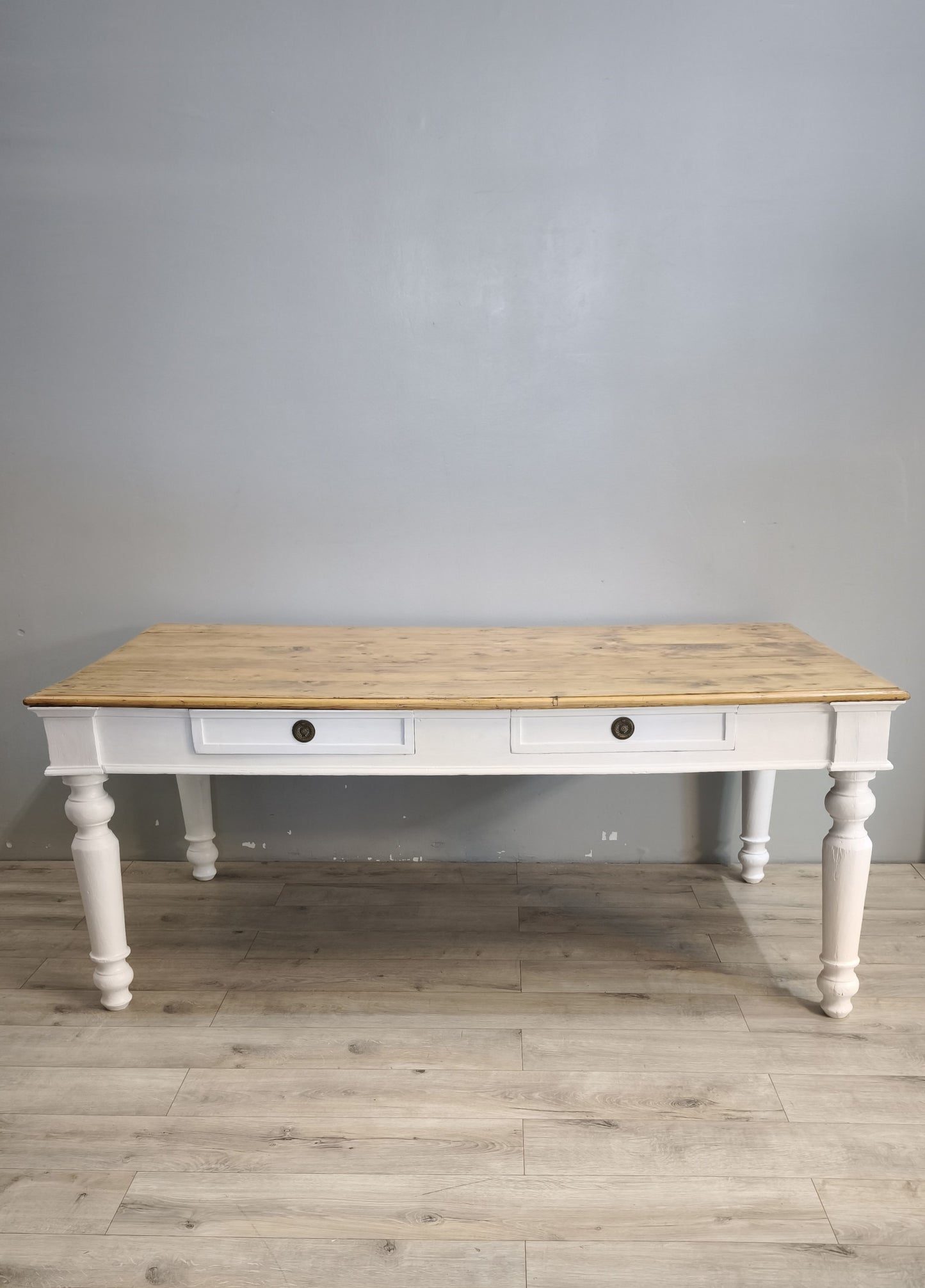 91977 Grande tavolo con base bianca e piano color legno