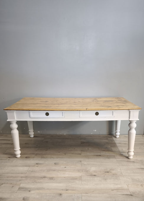 91977 Grande tavolo con base bianca e piano color legno