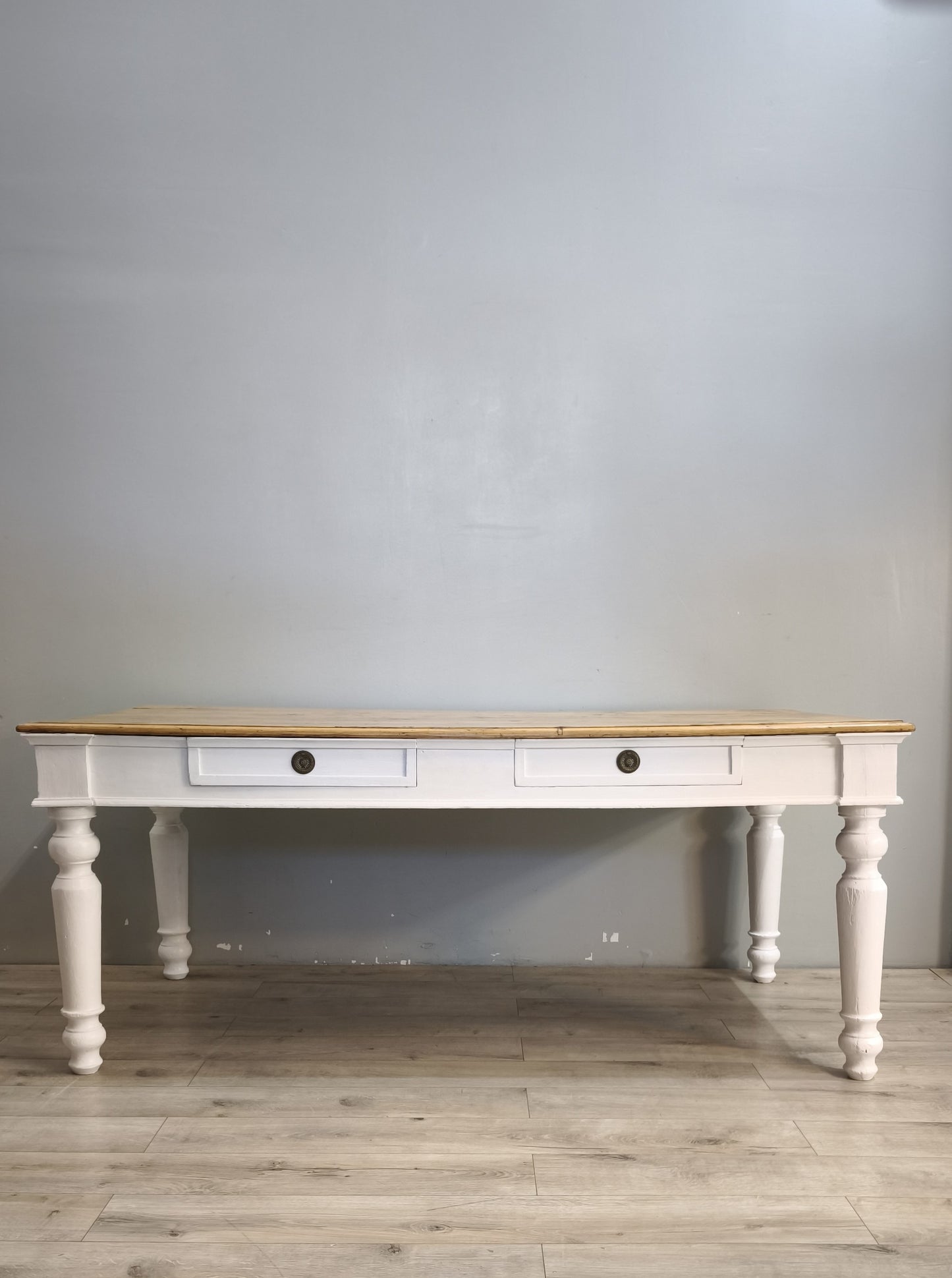 91977 Grande tavolo con base bianca e piano color legno