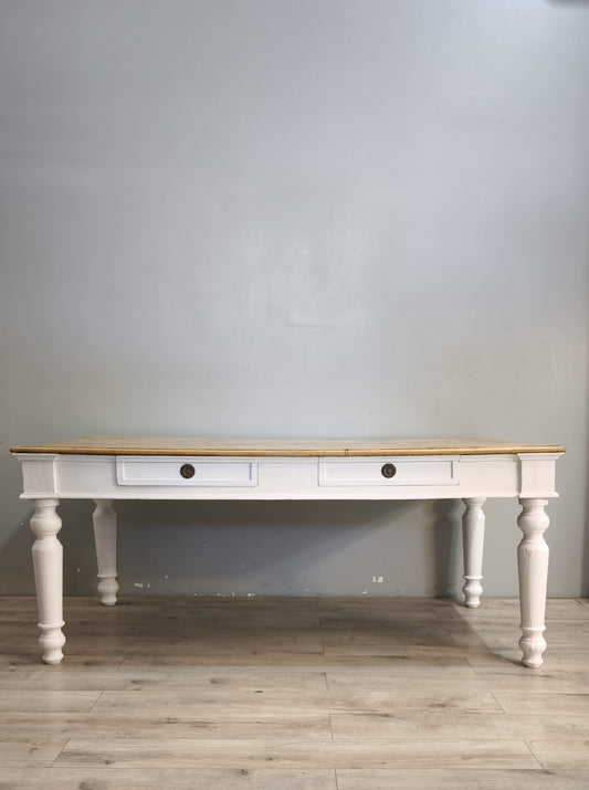 91977 Grande tavolo con base bianca e piano color legno