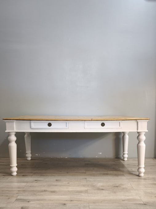 91977 Grande tavolo con base bianca e piano color legno