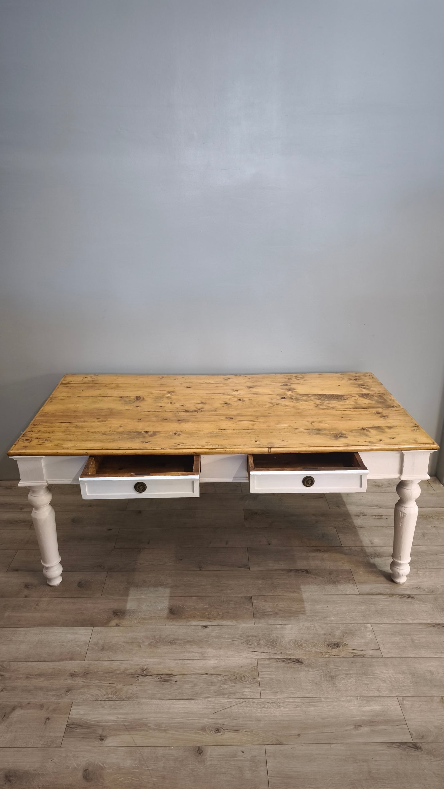 91977 Grande tavolo con base bianca e piano color legno