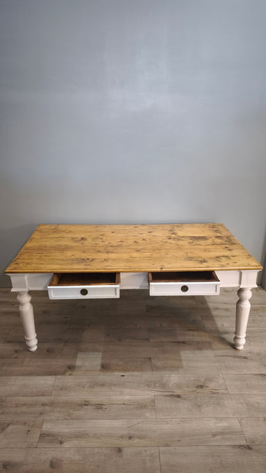 91977 Grande tavolo con base bianca e piano color legno