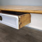 91977 Grande tavolo con base bianca e piano color legno