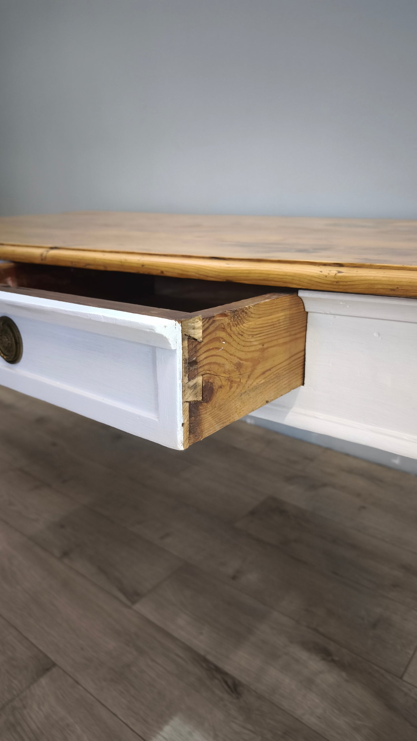 91977 Grande tavolo con base bianca e piano color legno