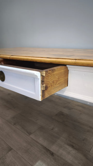 91977 Grande tavolo con base bianca e piano color legno