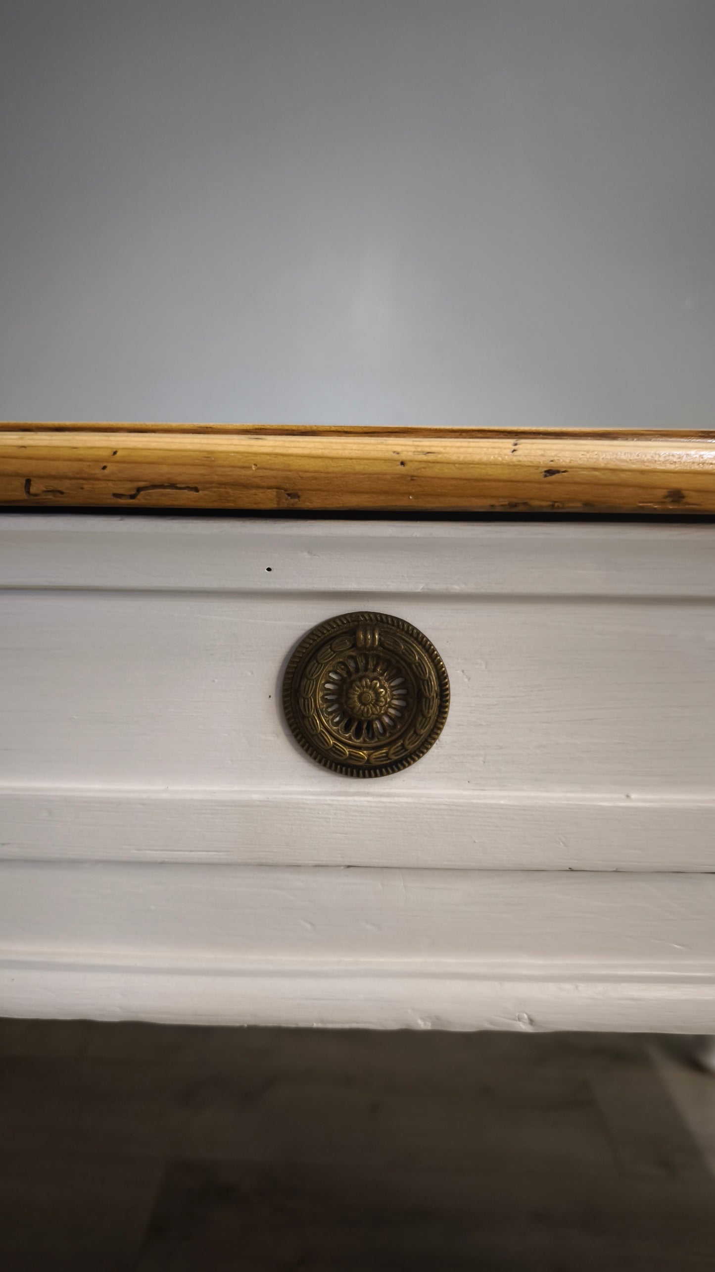 91977 Grande tavolo con base bianca e piano color legno