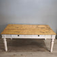 91977 Grande tavolo con base bianca e piano color legno