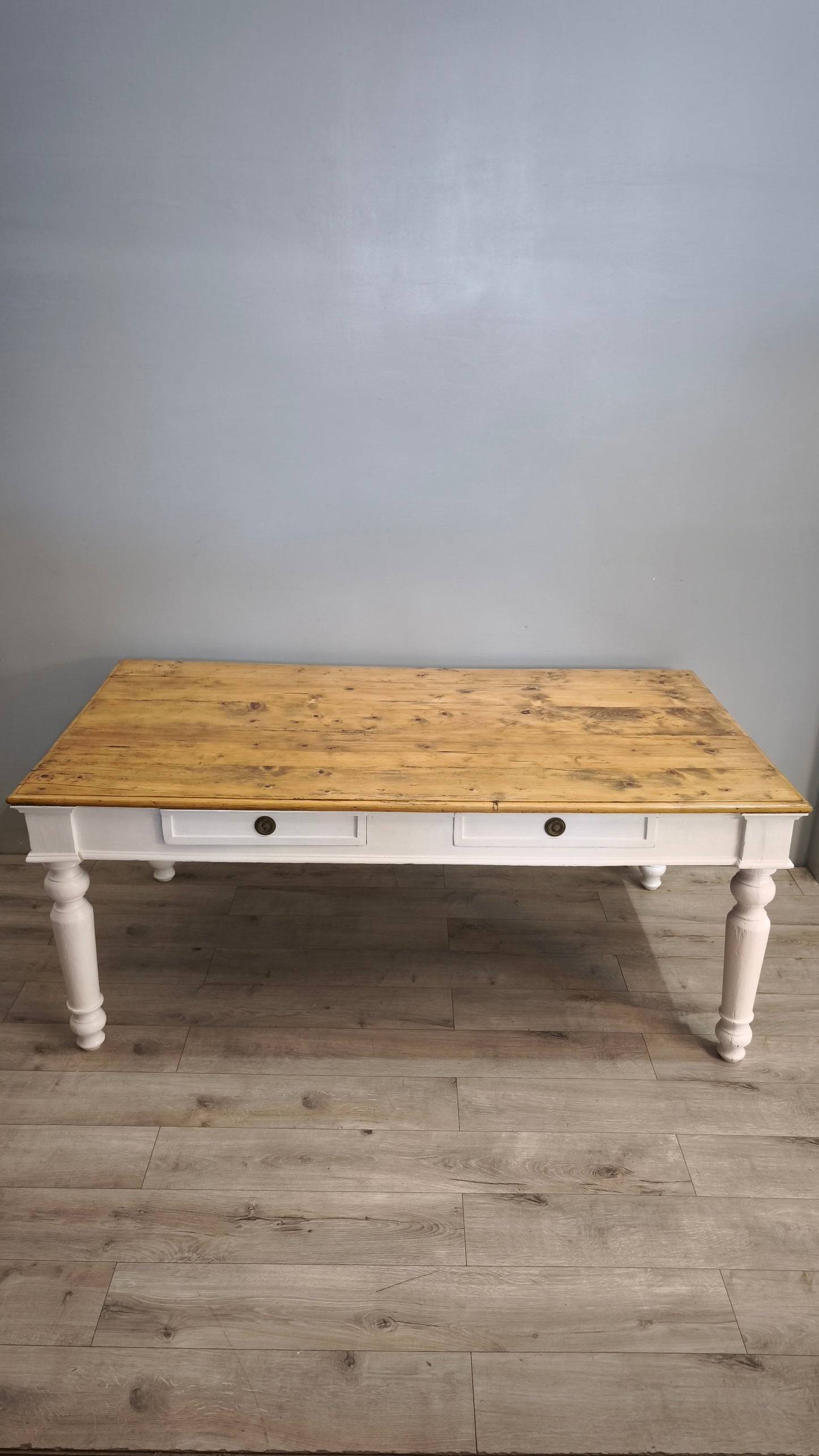91977 Grande tavolo con base bianca e piano color legno