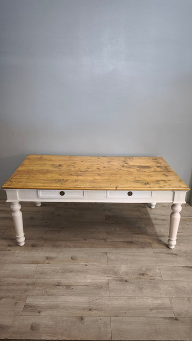 91977 Grande tavolo con base bianca e piano color legno