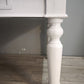 91977 Grande tavolo con base bianca e piano color legno