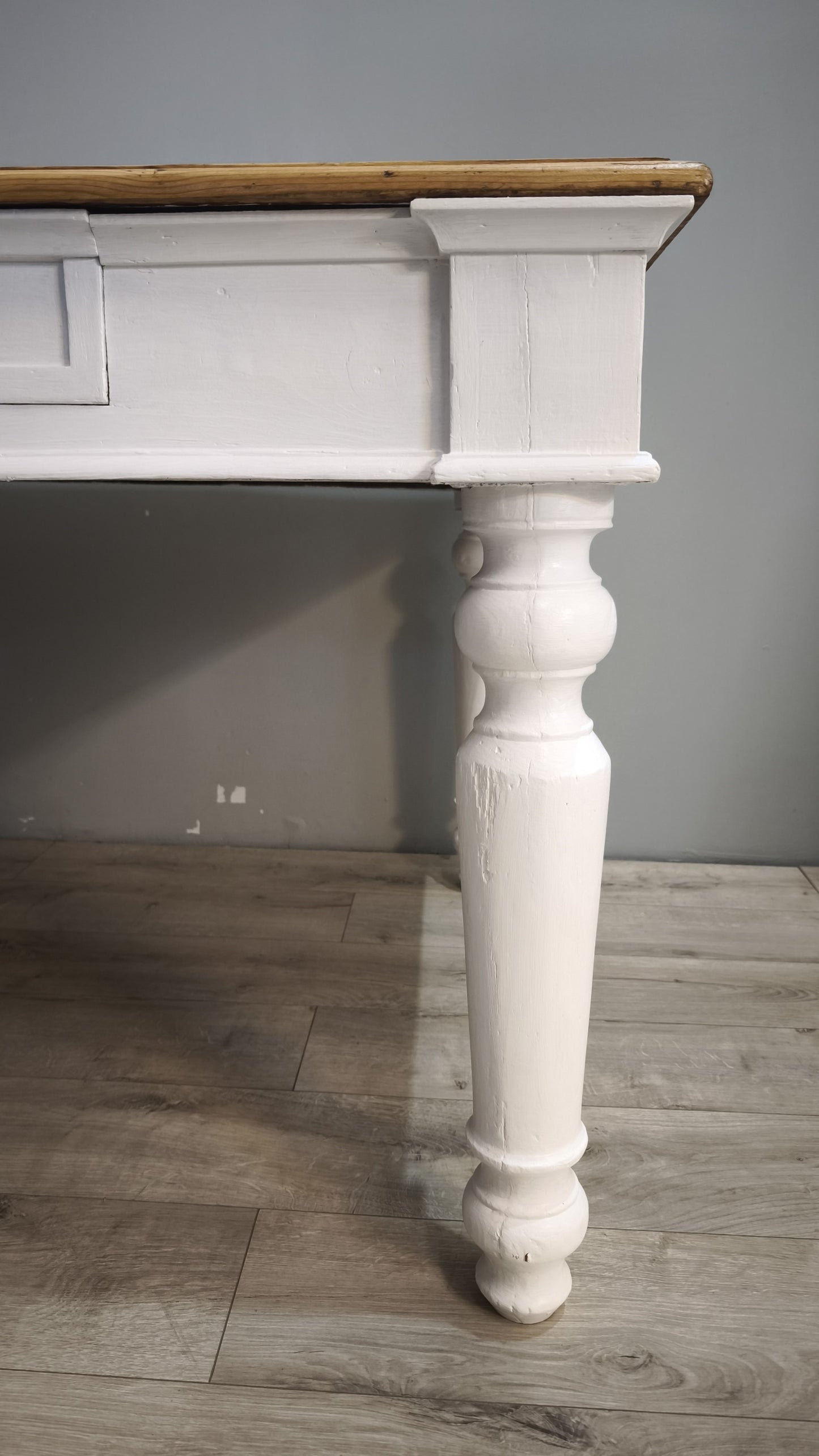 91977 Grande tavolo con base bianca e piano color legno