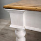 91977 Grande tavolo con base bianca e piano color legno