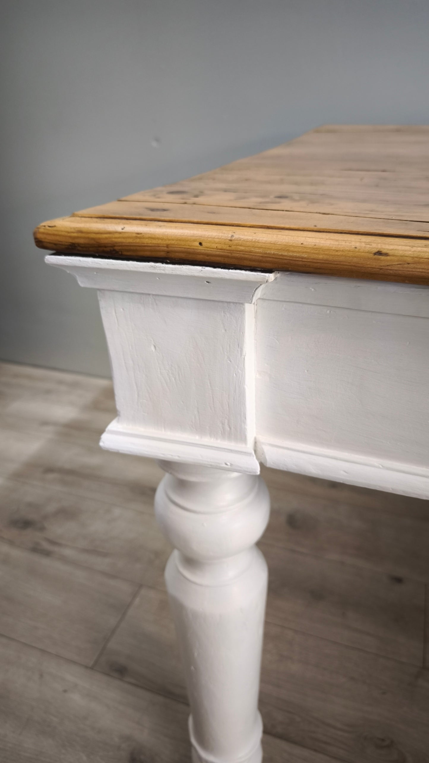 91977 Grande tavolo con base bianca e piano color legno