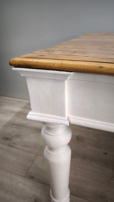 91977 Grande tavolo con base bianca e piano color legno