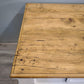 91977 Grande tavolo con base bianca e piano color legno