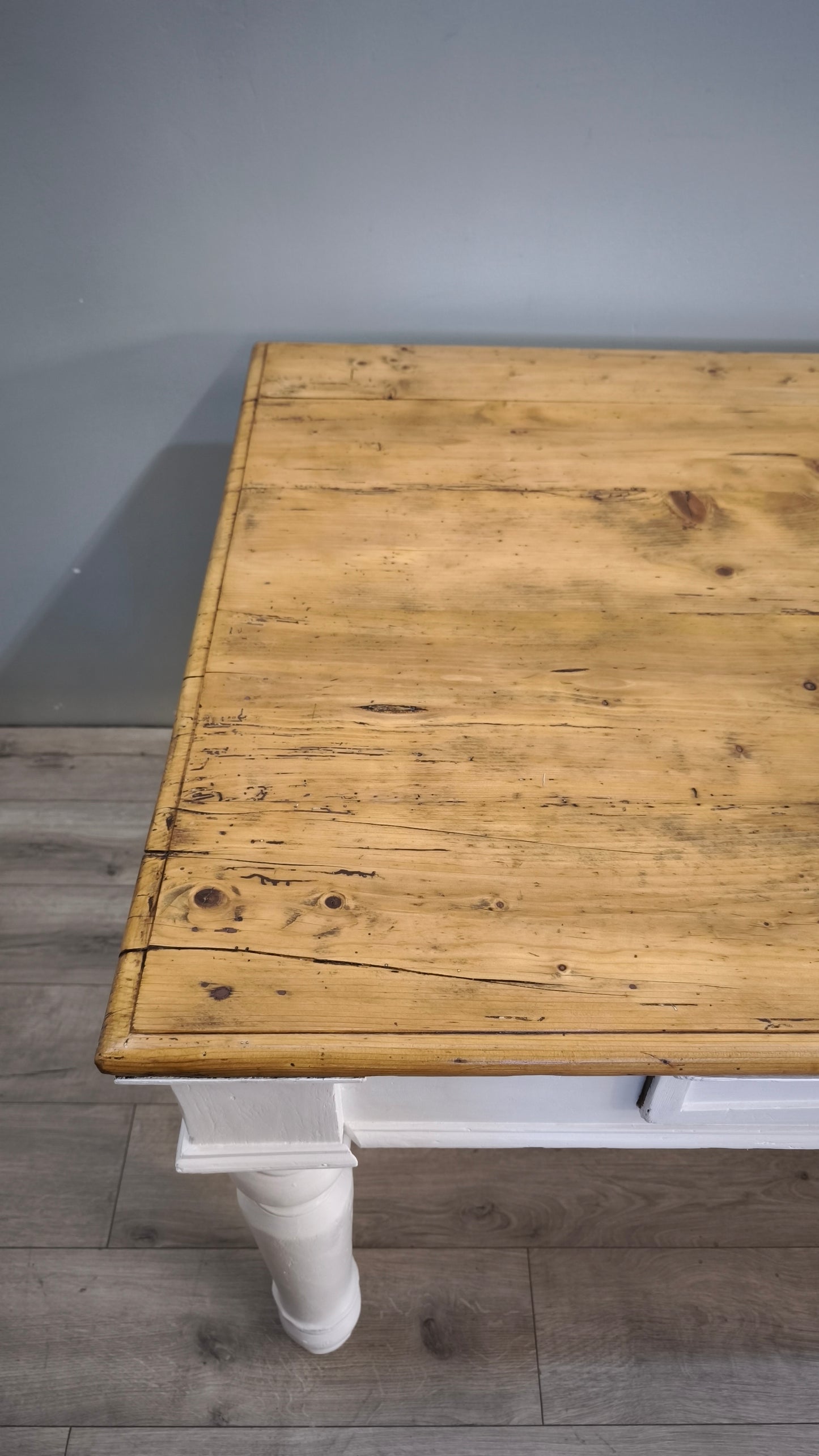 91977 Grande tavolo con base bianca e piano color legno