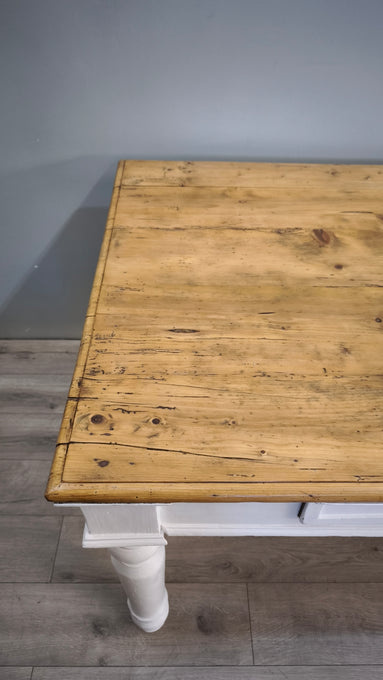 91977 Grande tavolo con base bianca e piano color legno