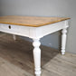 91977 Grande tavolo con base bianca e piano color legno