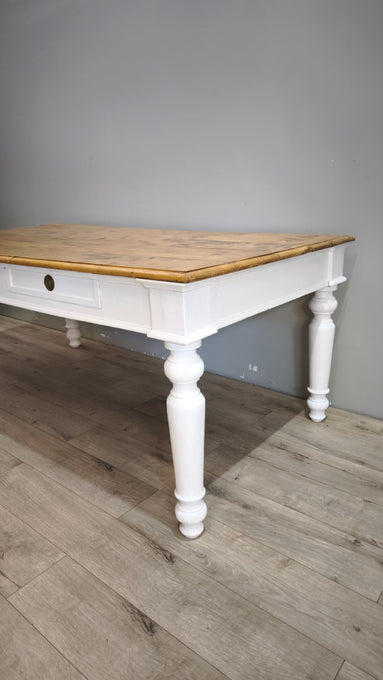91977 Grande tavolo con base bianca e piano color legno