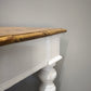 91977 Grande tavolo con base bianca e piano color legno