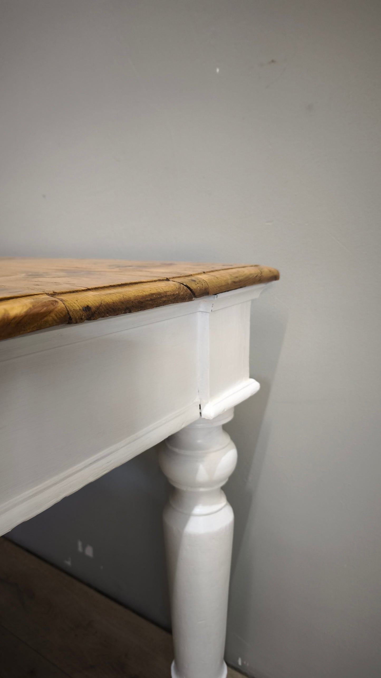 91977 Grande tavolo con base bianca e piano color legno