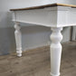 91977 Grande tavolo con base bianca e piano color legno