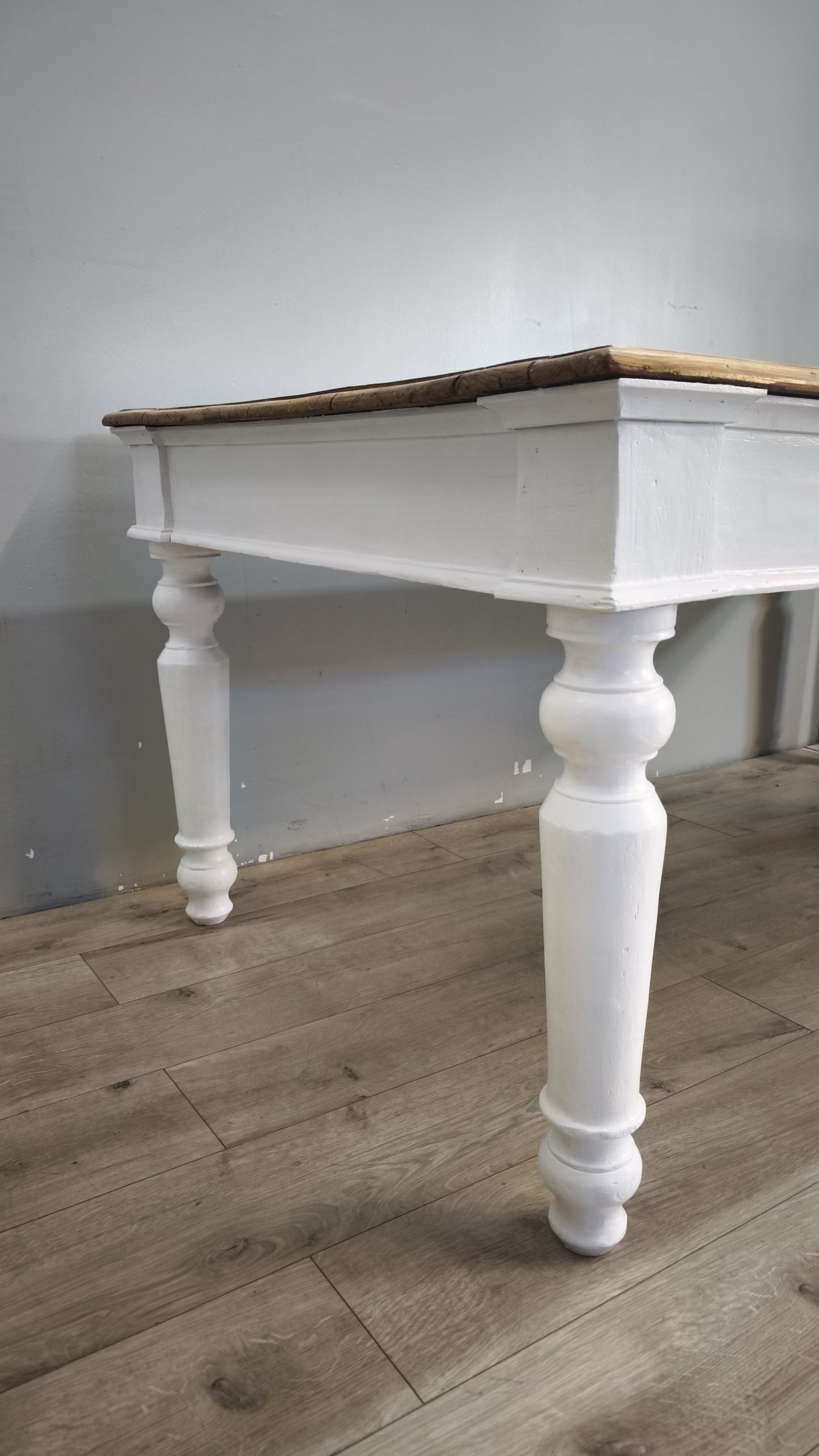 91977 Grande tavolo con base bianca e piano color legno