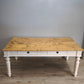 91977 Grande tavolo con base bianca e piano color legno