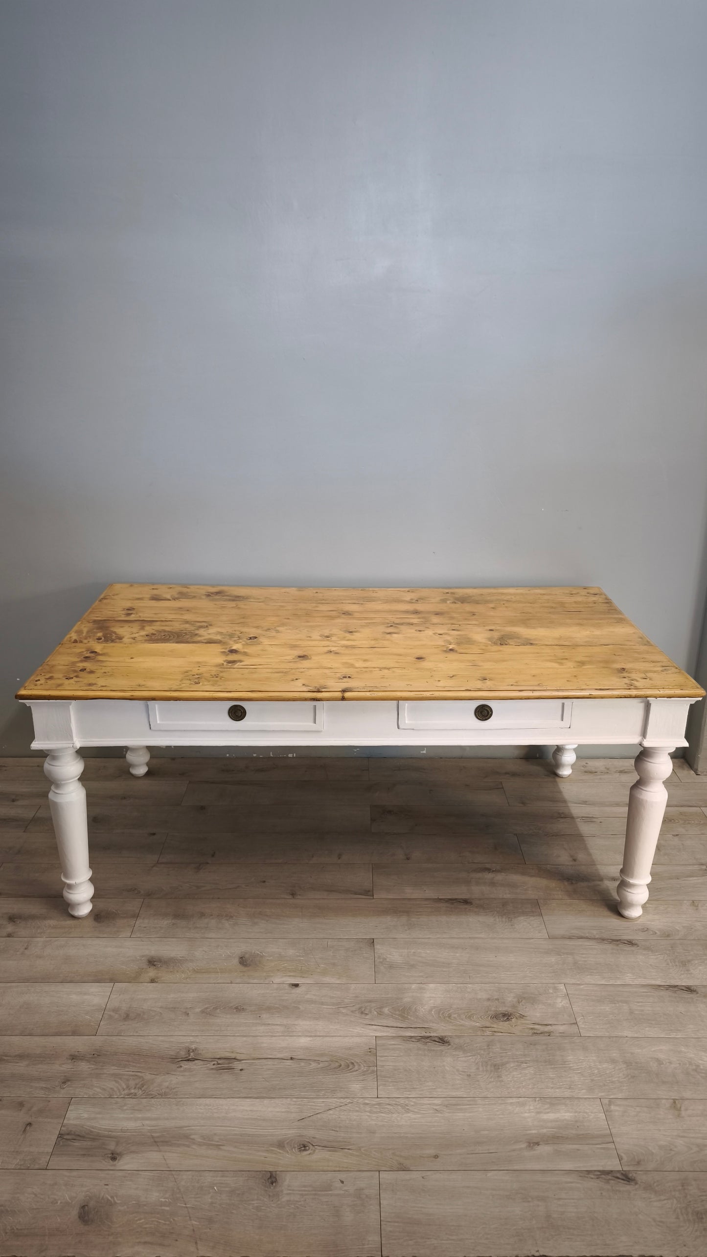 91977 Grande tavolo con base bianca e piano color legno