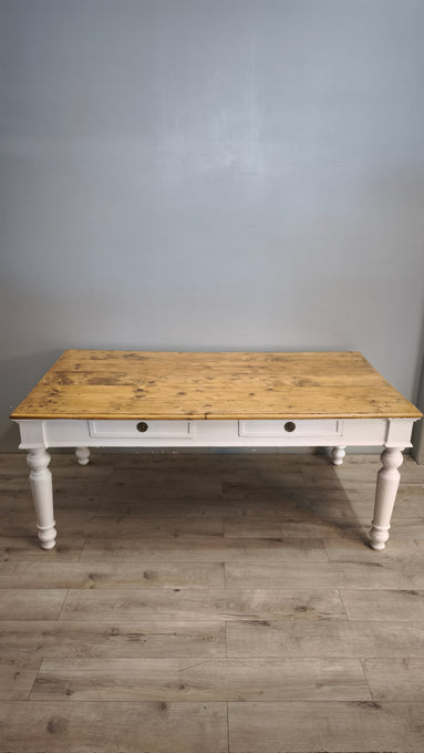 91977 Grande tavolo con base bianca e piano color legno