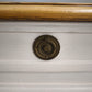 91977 Grande tavolo con base bianca e piano color legno