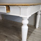 91977 Grande tavolo con base bianca e piano color legno