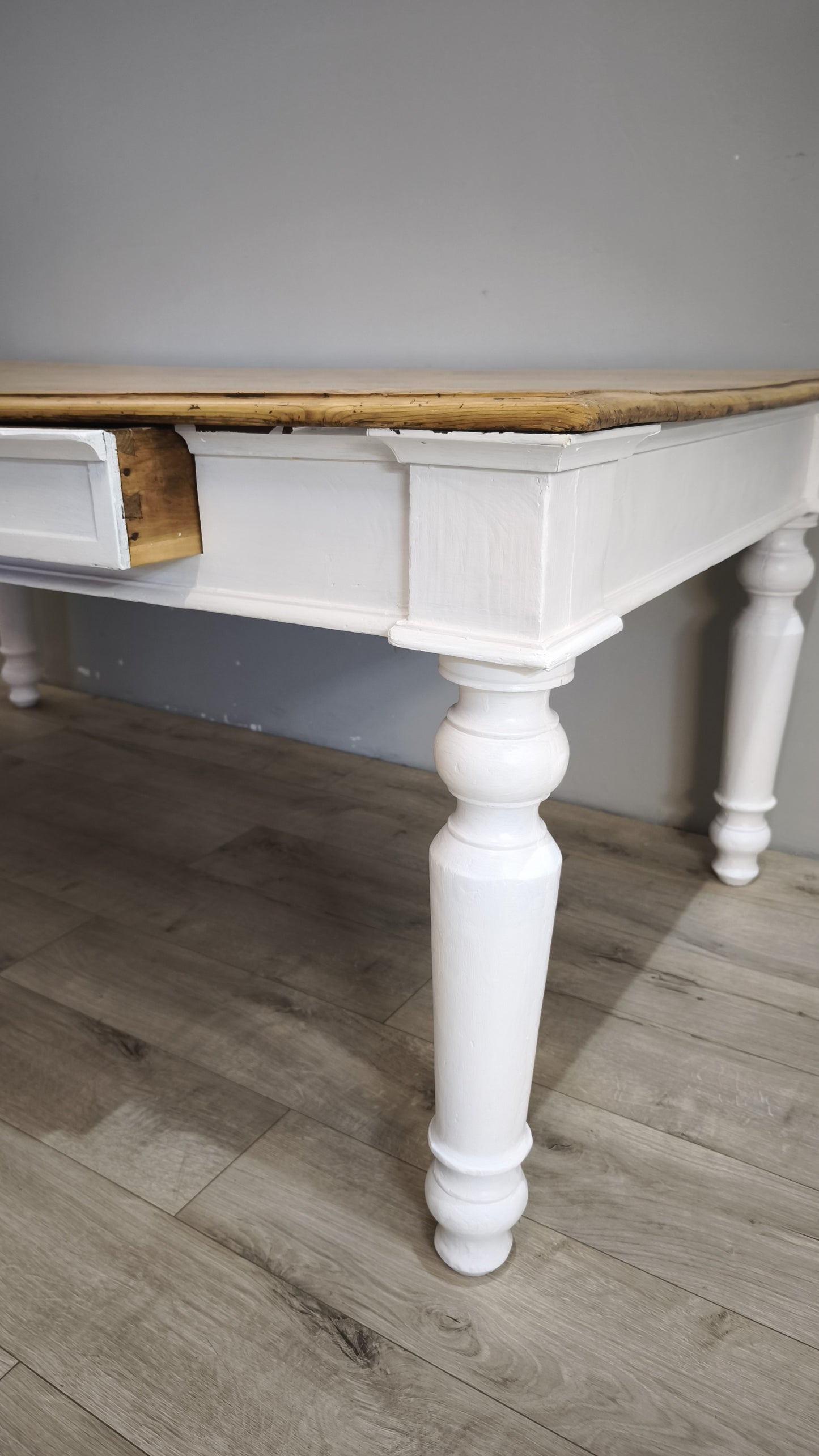 91977 Grande tavolo con base bianca e piano color legno