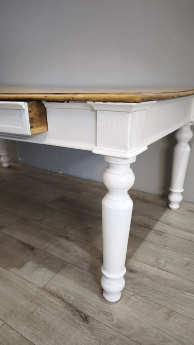 91977 Grande tavolo con base bianca e piano color legno