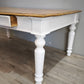 91977 Grande tavolo con base bianca e piano color legno