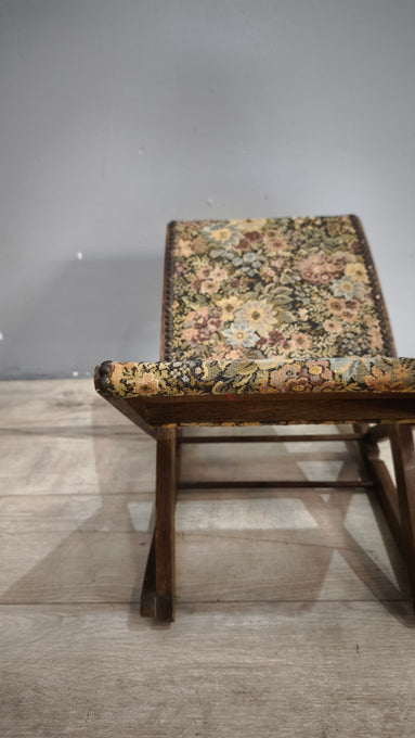 92000 Poggiapiedi in legno con tessuto a fiori