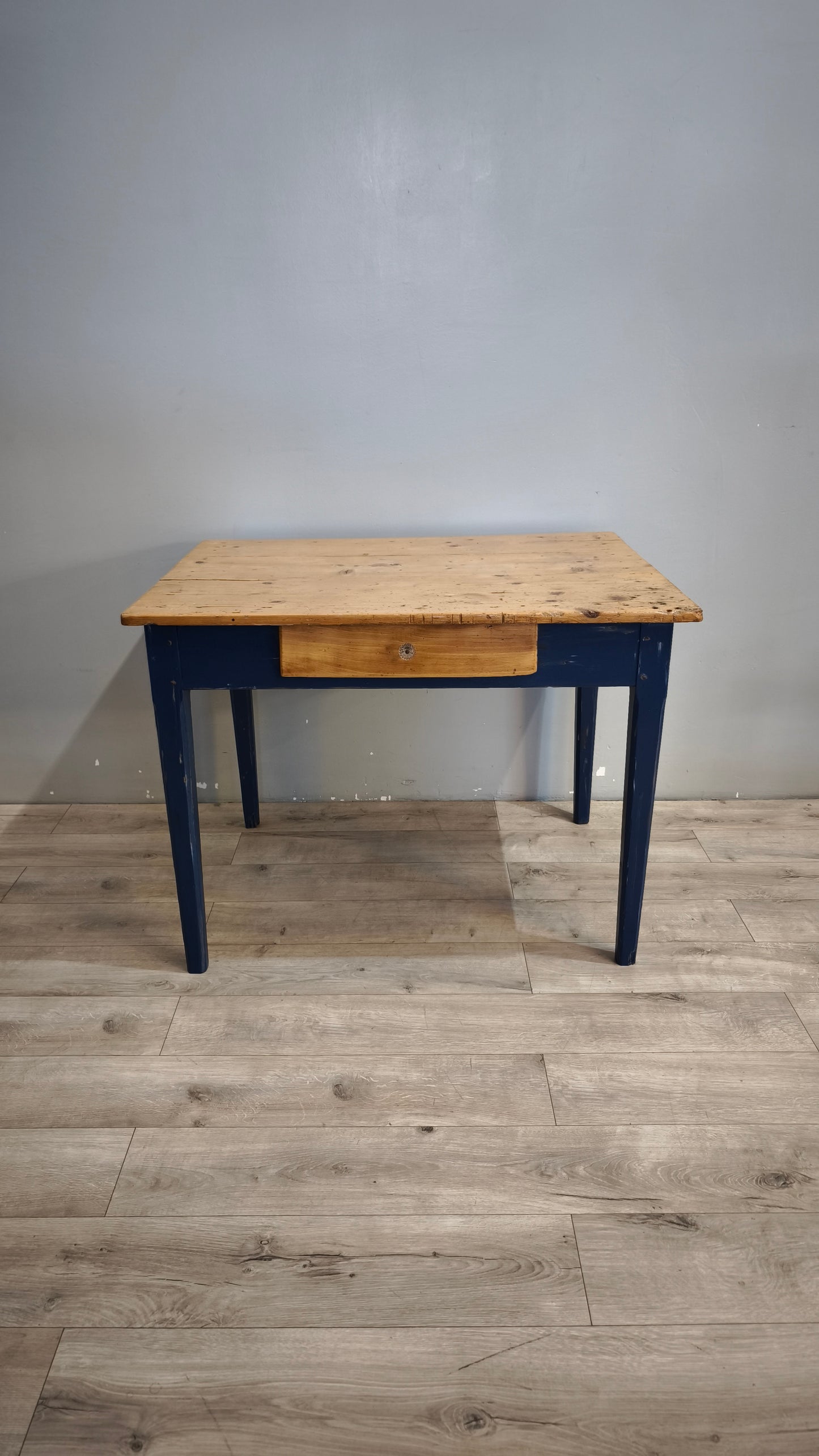 91978 Tavolo con base azzurra e piano color legno