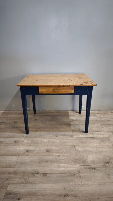 91978 Tavolo con base azzurra e piano color legno