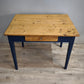 91978 Tavolo con base azzurra e piano color legno