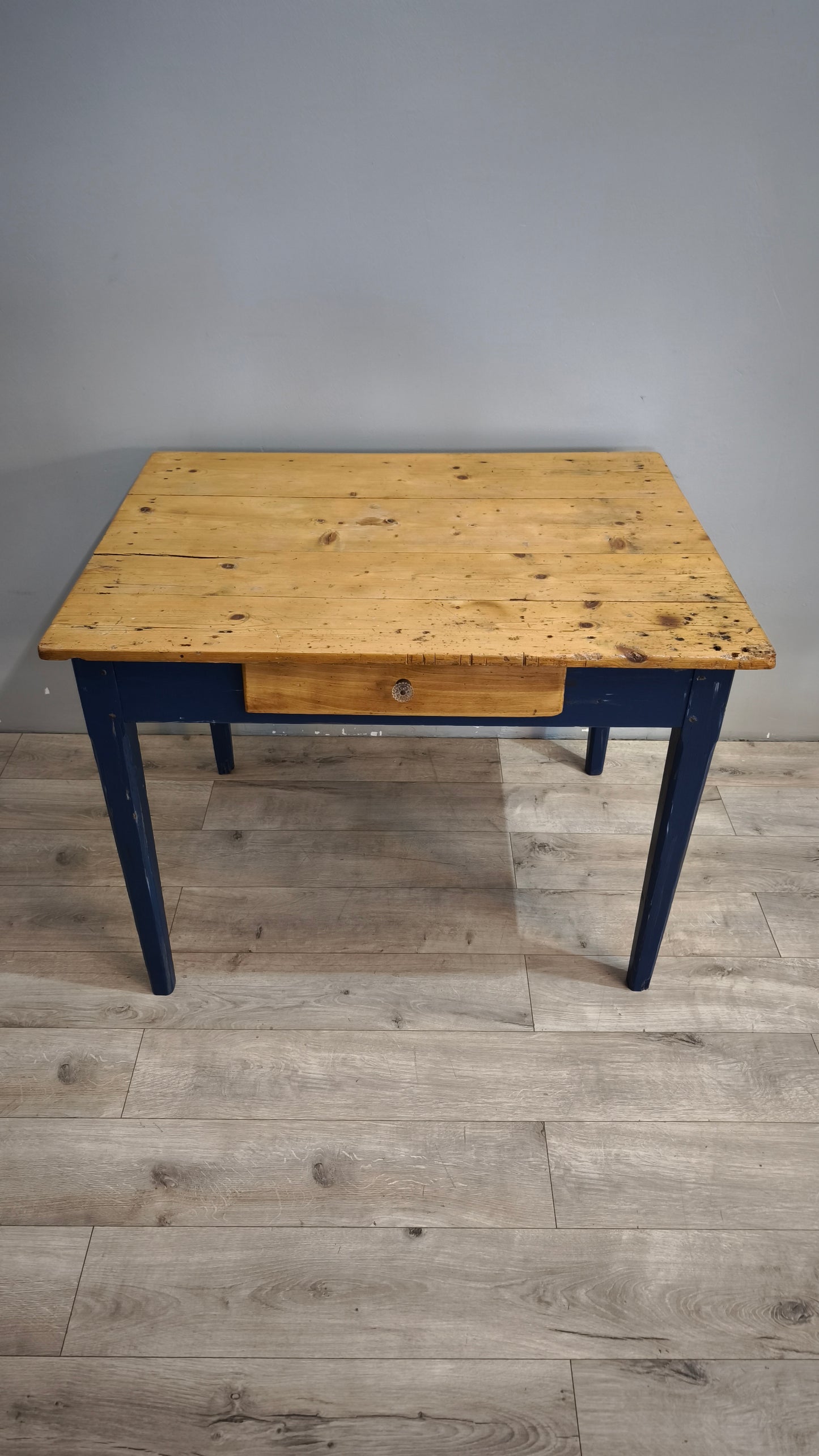 91978 Tavolo con base azzurra e piano color legno