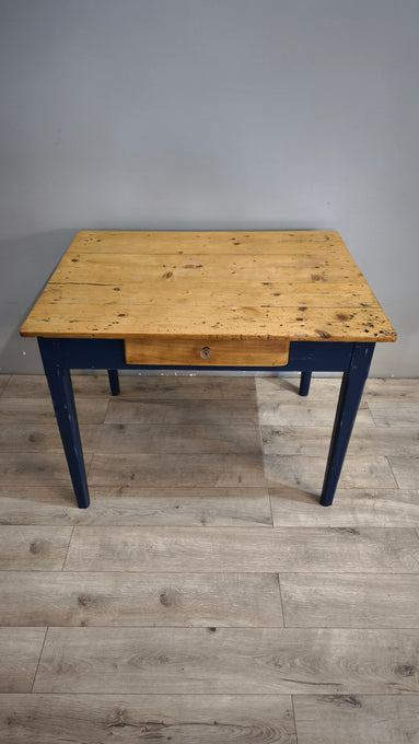 91978 Tavolo con base azzurra e piano color legno
