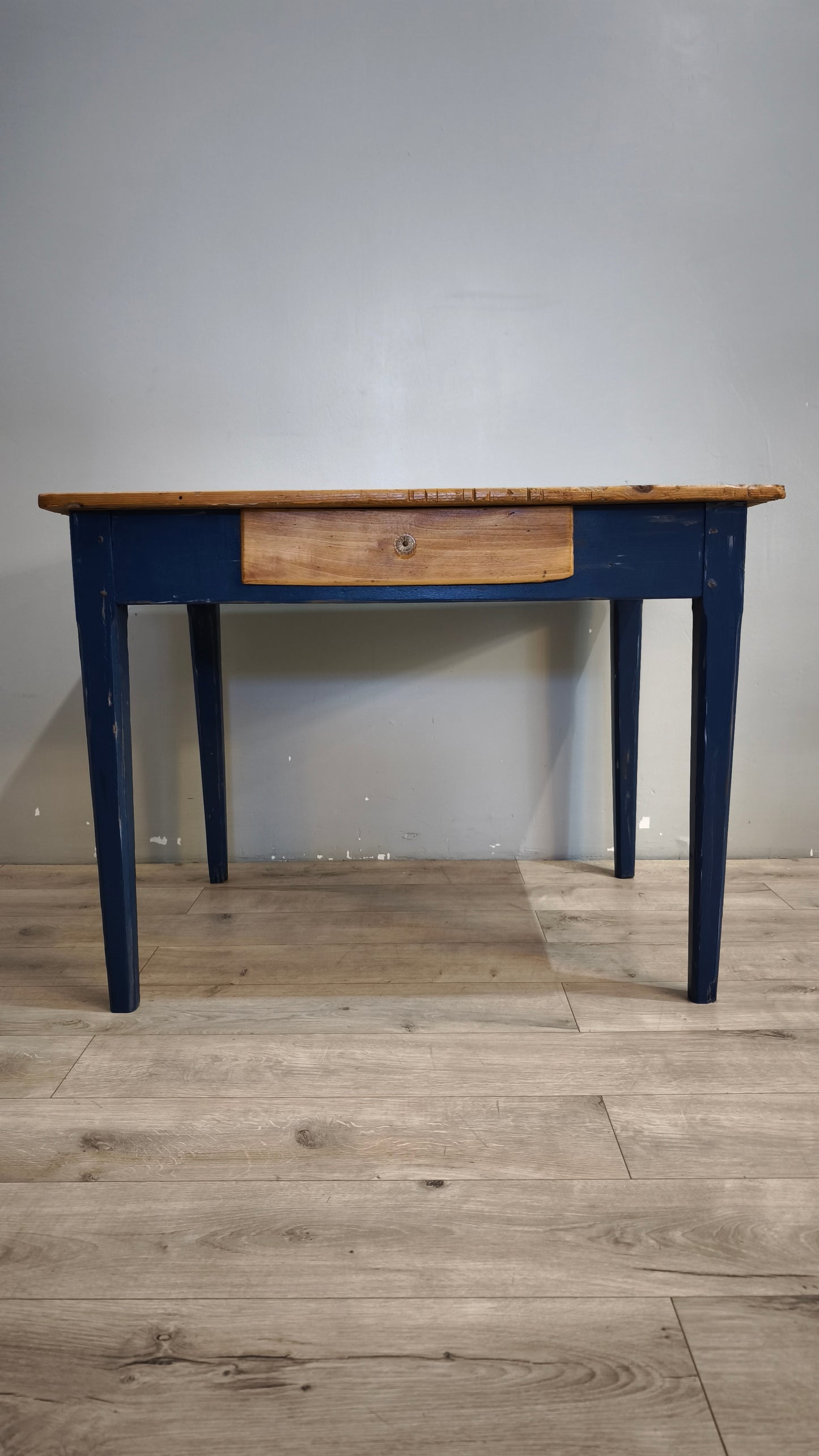 91978 Tavolo con base azzurra e piano color legno